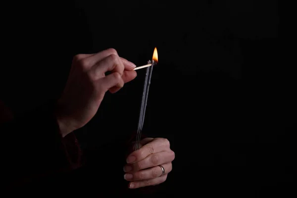 Female hands holding bengal light. — Stock Photo, Image