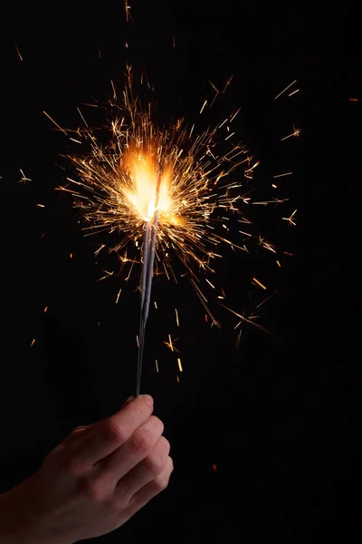 Manos femeninas sosteniendo luz bengala . — Foto de Stock