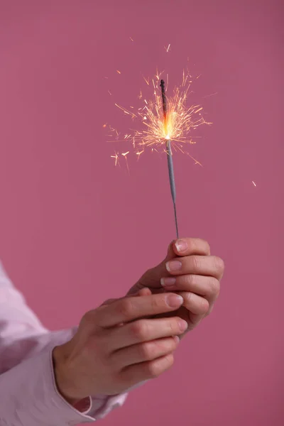 Manos femeninas sosteniendo luz bengala . — Foto de Stock