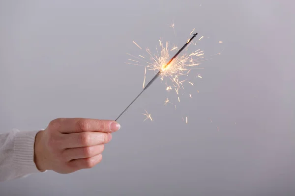 Manos femeninas sosteniendo luz bengala . — Foto de Stock