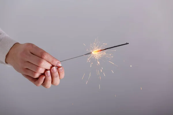 Vrouwelijke handen met Bengalen licht. — Stockfoto