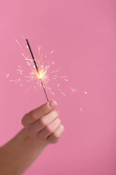 Manos femeninas sosteniendo luz bengala . — Foto de Stock