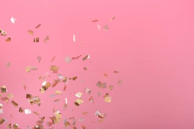Pembe arka planda altın konfeti