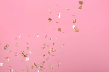 Pembe arka planda altın konfeti