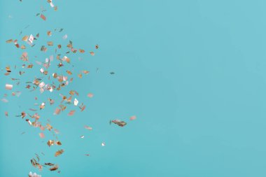 Pembe arka planda altın konfeti