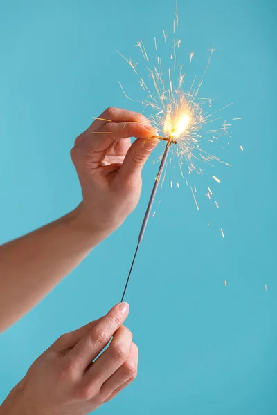 Mãos femininas segurando luz bengala . — Fotografia de Stock