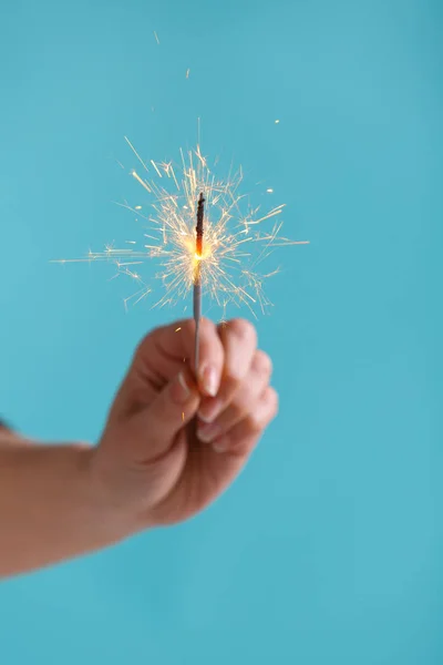 Mãos femininas segurando luz bengala . — Fotografia de Stock