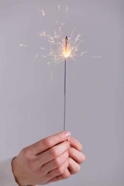 Bengal ışık tutan eller.