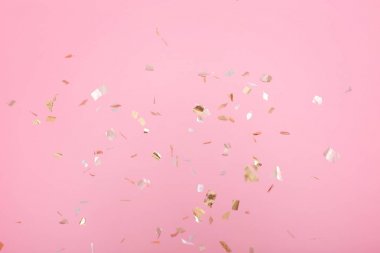 Pembe arka planda altın konfeti