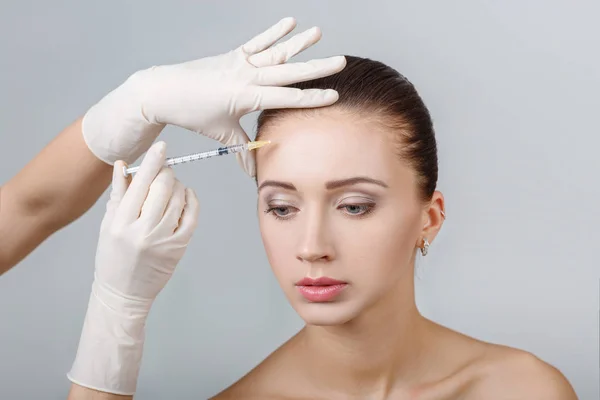 Vrouw krijgen van cosmetische injectie — Stockfoto