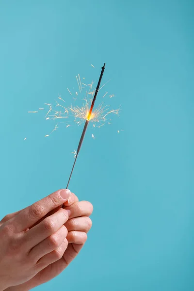 Manos femeninas sosteniendo luz bengala . — Foto de Stock