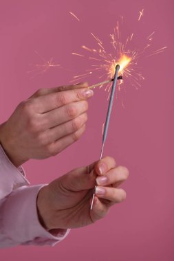 Bengal ışık tutan eller.