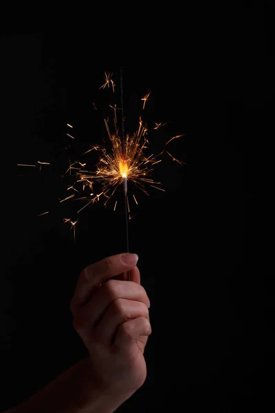 Mãos femininas segurando luz bengala . — Fotografia de Stock