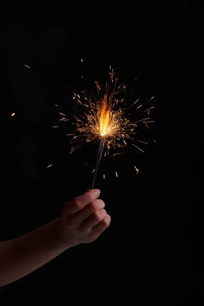 Mãos femininas segurando luz bengala . — Fotografia de Stock