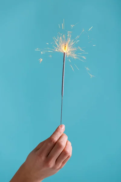 Manos femeninas sosteniendo luz bengala . — Foto de Stock