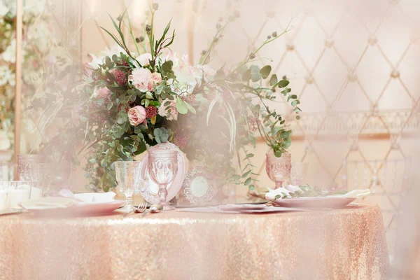 結婚式での装飾としてバラの花束 — ストック写真