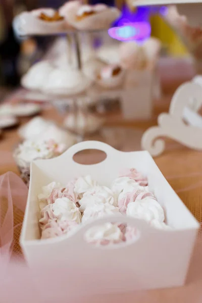 Kuchen in einer Vase auf dem Buffet. — Stockfoto