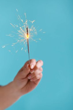 Bengal ışık tutan eller.