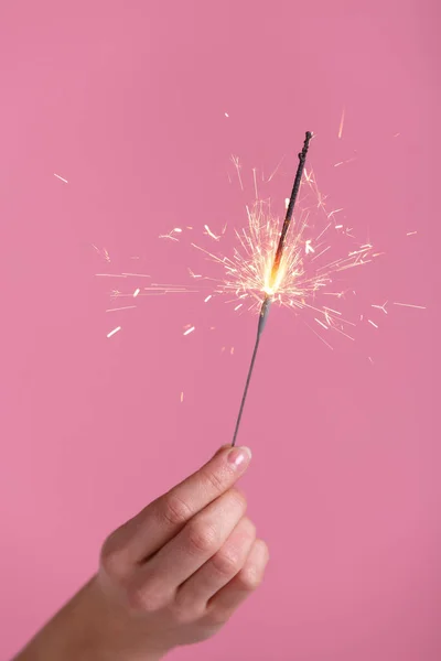 Manos femeninas sosteniendo luz bengala . — Foto de Stock