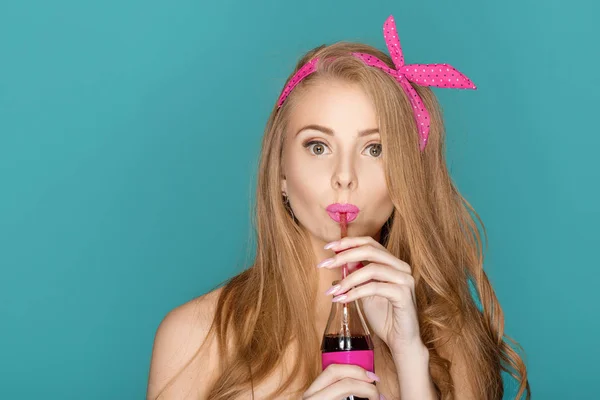 Блондинка держит стеклянную бутылку с содовой — стоковое фото