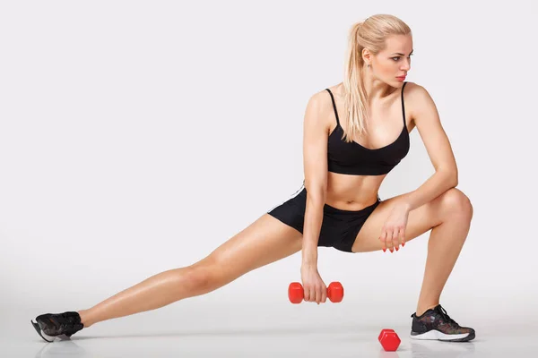 Mulher em sportswear faz exercícios — Fotografia de Stock