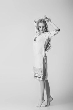 Studio poz güzel model sarışın