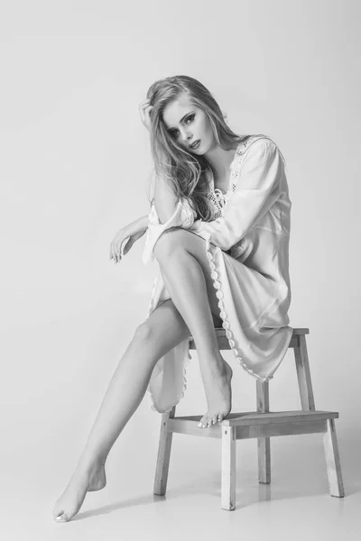 Bela modelo loira posando em estúdio — Fotografia de Stock