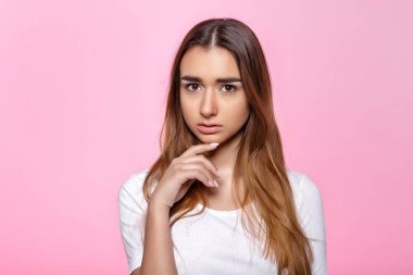 genç kadın üzerinde pembe bir arka plan çekici güzel kadın gösteren hava öpücük