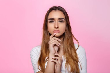 genç kadın üzerinde pembe bir arka plan çekici güzel kadın gösteren hava öpücük