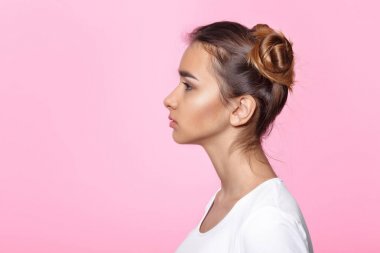 genç kadın üzerinde pembe bir arka plan çekici güzel kadın gösteren hava öpücük