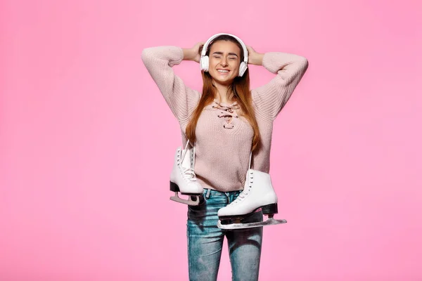 매력적인 여자 들고 아이스 스케이트 — 스톡 사진