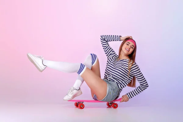 Όμορφη γυναίκα με skate στο studio — Φωτογραφία Αρχείου