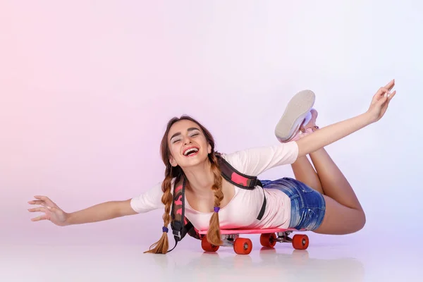 스튜디오에서 스케이트와 아름 다운 여자 — 스톡 사진
