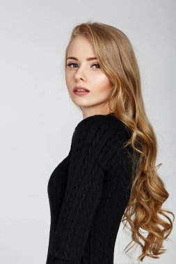 siyah elbiseli sarışın model kadın