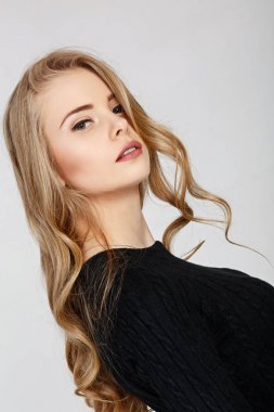 siyah elbiseli sarışın model kadın