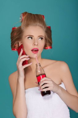 cam şişe soda ile tutan sarışın kadın
