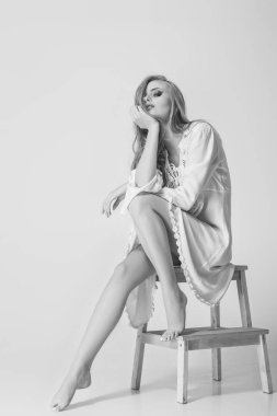 Studio poz güzel model sarışın