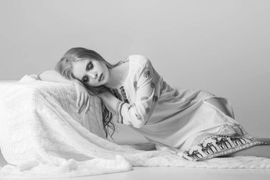 Studio poz güzel model sarışın