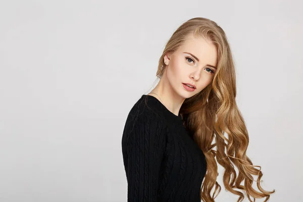 Blondes Model Frau im schwarzen Kleid — Stockfoto