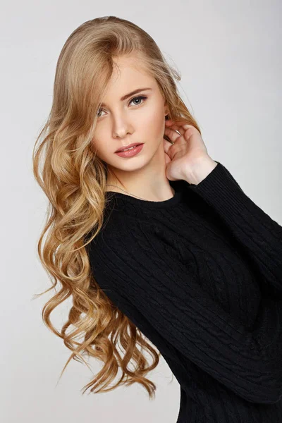 Blond modell kvinnan i svart klänning — Stockfoto