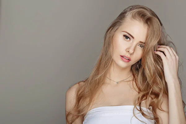 Mujer en vestido blanco sobre fondo gris —  Fotos de Stock