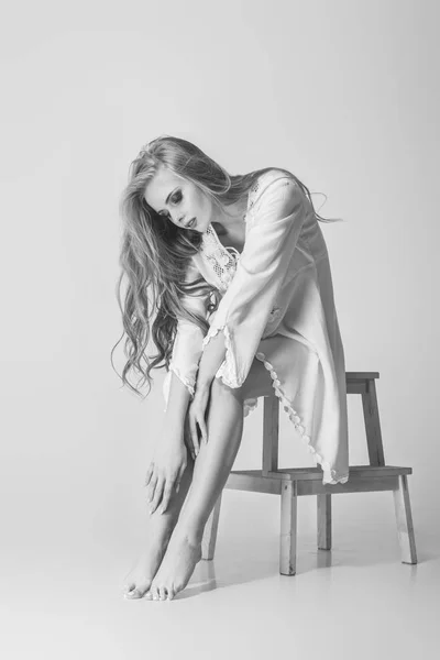 Bella modella bionda in posa in studio — Foto Stock