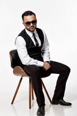 Erkek güneş gözlüğü ve takım elbise