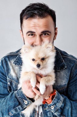 adam pomeranian köpek tutar