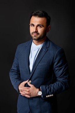 yakışıklı zarif seksi erkek takım elbise