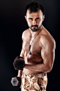 kaslı adam dumbbells ile yapıyor