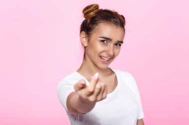 genç kadın üzerinde pembe bir arka plan çekici güzel kadın gösteren hava öpücük