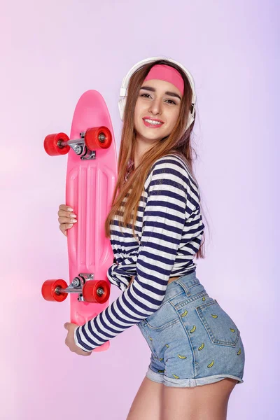 Красива жінка зі скейтом в студії — стокове фото