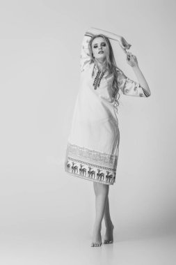 Studio poz güzel model sarışın