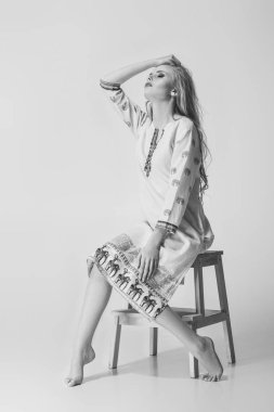 Studio poz güzel model sarışın